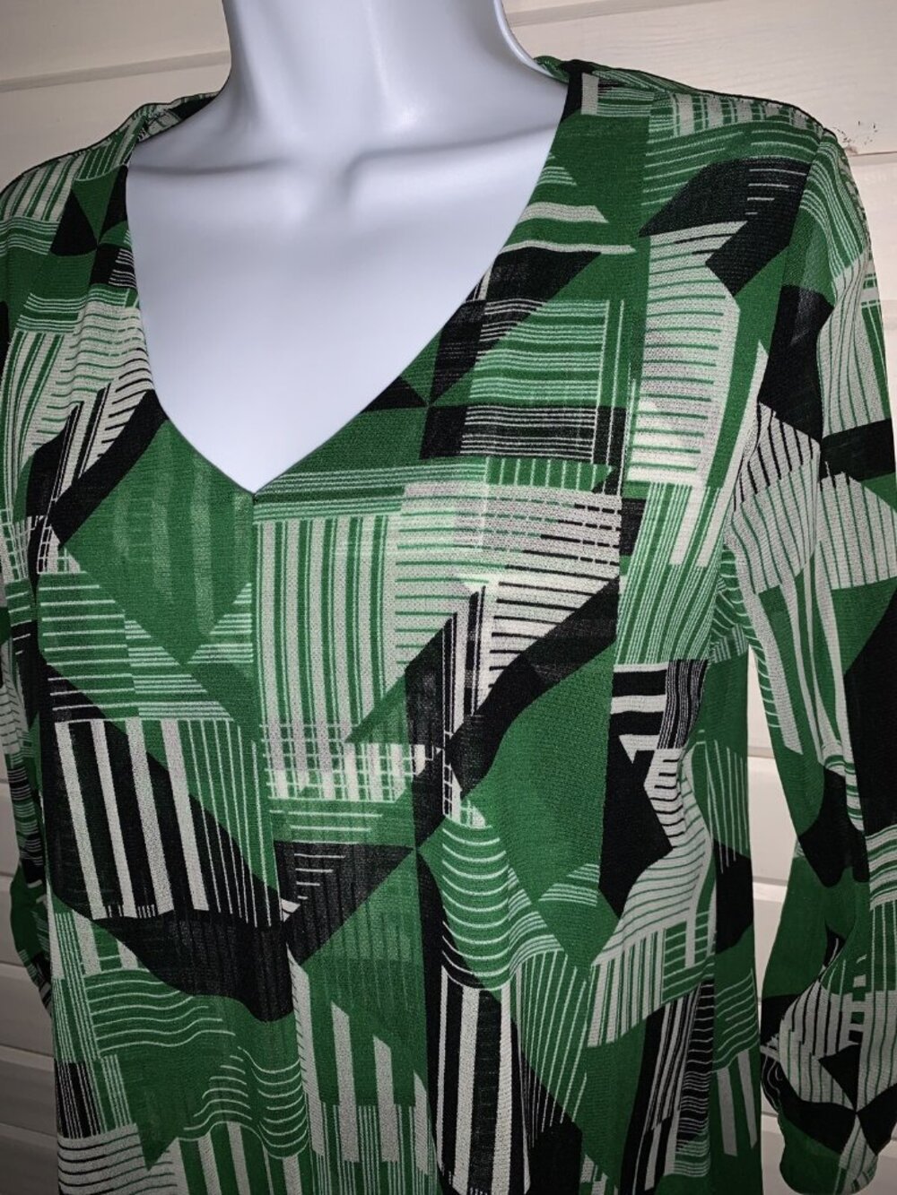 ALFANI Sz Petites MEDIUM PM Green Geometric Blouse Shirt Nylon Mesh V-Neck EUC